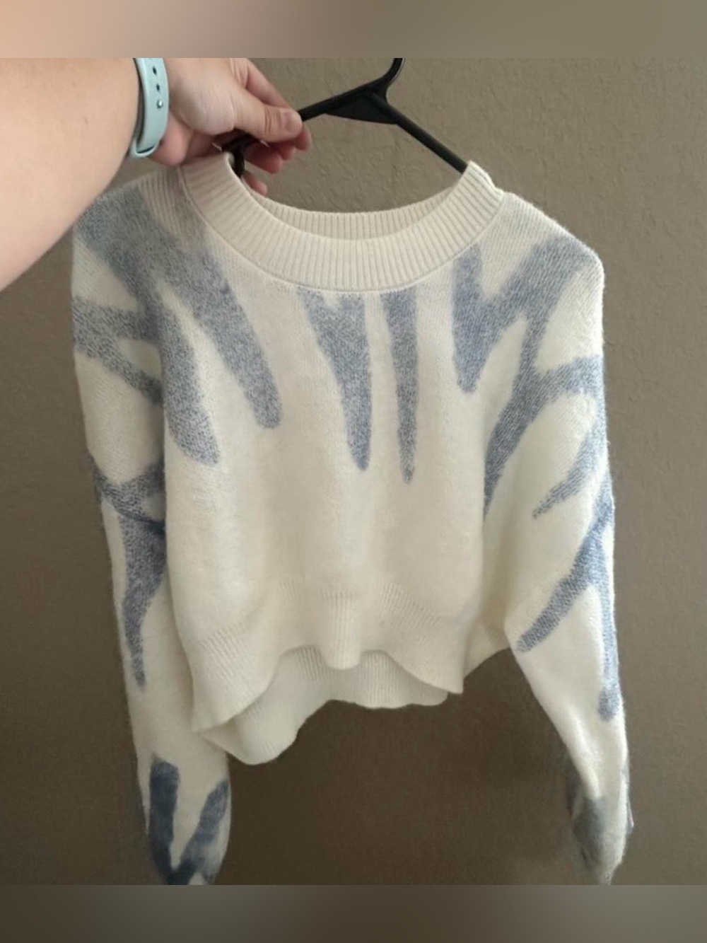 vestique Cream Crewneck Sweater with Light Blue Abstract Accents
